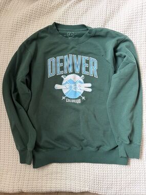 Denver Colorado Graphic Sweatshirt Medium Green Ski Crewneck Pullover